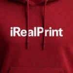 Detaliu apropiat hanorac visiniu garnet personalizat cu logo contrastant, evidentiind claritatea printului si aspectul premium
