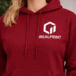 Hanorac rosu cherry personalizat cu logo alb, contrast puternic pentru vizibilitate maxima si branding clar