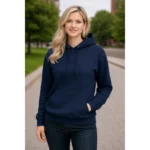 Hanorac navy dama purtat pe strada, stil urban curat cu prezenta moderna si echilibrata