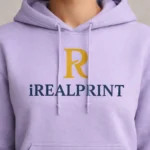 Hanorac dama orhidee personalizat cu logo iRealPrint, cadru close-up ce evidentiaza textura materialului si claritatea printului