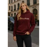 Hanorac dama maroon personalizat in context urban, evidentiind brandingul si stilul modern feminin