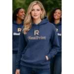 Hanorace damă heather navy purtate de echipă, branding coerent și sentiment de apartenență într-un stil modern