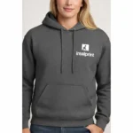 Detaliu hanorac damă gri graphite cu logo pe piept, personalizare curată și lizibilă pe fundal neutru