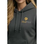 Detaliu hanorac gri charcoal cu logo aplicat prin transfer termic, contrast elegant și finisaj clar pe material