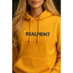 Hanorac damă gold cu design modern și logo curat, evidențiind un impact vizual puternic și stil îndrăzneț