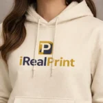 Detaliu hanorac crem nisip cu logo iRealPrint, accent pe contrast subtil și estetică premium