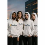Grup de persoane purtând hanorace albe personalizate, exprimând unitate și branding puternic