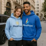 Cuplu purtând hanorace personalizate iRealPrint în nuanțe de albastru, stil casual și prietenos