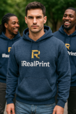 Grup de bărbați purtând hanorace personalizate heather navy iRealPrint într-un context urban modern, ilustrând stil streetwear contemporan, branding vizibil pentru echipe și identitate vizuală puternică pentru evenimente sau companii