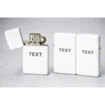 Brichetă tip Zippo personalizată cu text, capac deschis și mecanism vizibil, produs premium potrivit pentru cadou aniversare sau ocazii speciale.