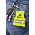 Breloc reflectorizant tip vestă prins cu carabină la chei, imagine lifestyle ce arată utilizarea practică zilnică în medii active de lucru