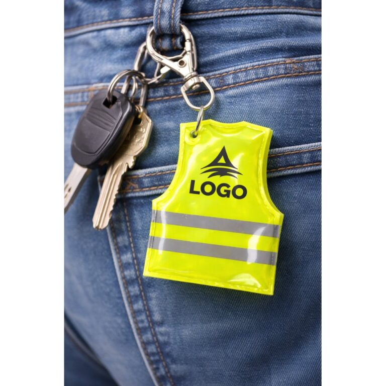 Breloc reflectorizant tip vestă prins cu carabină la chei, imagine lifestyle ce arată utilizarea practică zilnică în medii active de lucru