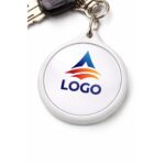 Breloc promoțional rotund cu insert foto personalizat, vedere frontală pe fundal neutru pentru prezentarea designului simplu și vizibilității zilnice