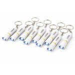 Set de brelocuri cu lanternă LED galbene personalizate, perspectivă oblică ce evidențiază logo-ul și vizibilitatea produsului promoțional