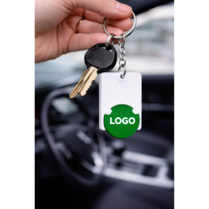 Breloc cu fisă de cumpărături verde atașat la chei auto, obiect promoțional personalizat cu utilizare zilnică și branding vizibil