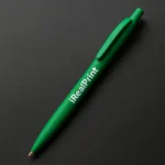 Pix bambus personalizat verde smarald model Foxy prezentat pe fundal închis, obiect promoțional eco pentru branding sustenabil și vizibilitate corporate