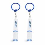 Set de două brelocuri cu lanternă LED albastre personalizate, imagine frontală cu logo vizibil și lumină activă pentru campanii promoționale