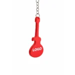 Detaliu close-up breloc desfăcător de sticle chitară roșu cu logo, design expresiv și suprafață optimă pentru branding vizibil