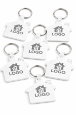 Set de brelocuri albe în formă de casă personalizate, potrivite pentru campanii promoționale corporate și branding imobiliar
