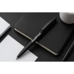 Pix bambus personalizat Foxy negru plasat pe notebook, obiect promoțional eco potrivit pentru cadouri corporate.