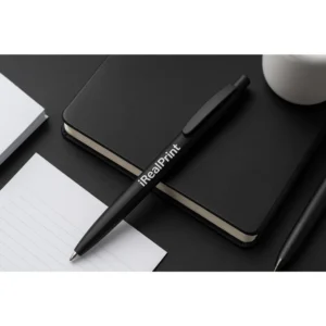 Pix bambus personalizat Foxy negru plasat pe notebook, obiect promoțional eco potrivit pentru cadouri corporate.