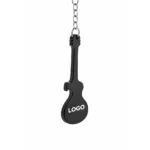 Close-up breloc desfăcător de sticle în formă de chitară negru, finisaj aluminiu și zonă optimă pentru personalizare prin gravură laser sau print color