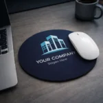 Mouse pad rotund personalizat cu logo companie imprimat central, accesoriu promoțional elegant pentru birouri corporate și branding vizibil