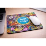 Mouse pad A4 personalizat cu design grafic colorat și logo central, accesoriu creativ pentru birouri moderne și branding vizual