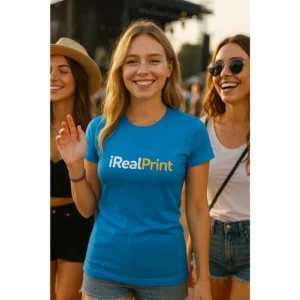 Femeie purtând tricou damă personalizat albastru în context lifestyle outdoor cu prieteni, exemplu de utilizare casual și branding vizibil