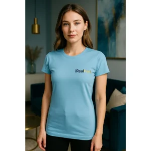 Model feminin purtând tricou damă personalizat albastru deschis în context lifestyle indoor, exemplu de outfit casual modern
