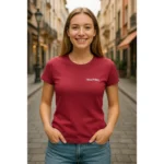 Model feminin purtând tricou damă personalizat roșu Marlboro într-un decor urban pe stradă, stil casual modern