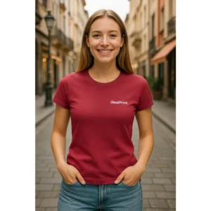 Model feminin purtând tricou damă personalizat roșu Marlboro într-un decor urban pe stradă, stil casual modern