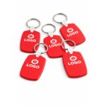 Set brelocuri din plastic personalizate roșii cu inel metalic, accesorii promoționale pentru campanii de branding și distribuție corporate