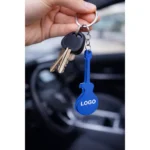 Close-up breloc desfăcător de sticle chitară albastru cu logo personalizat, finisaj metalic din aluminiu și detaliu clar pentru branding profesional