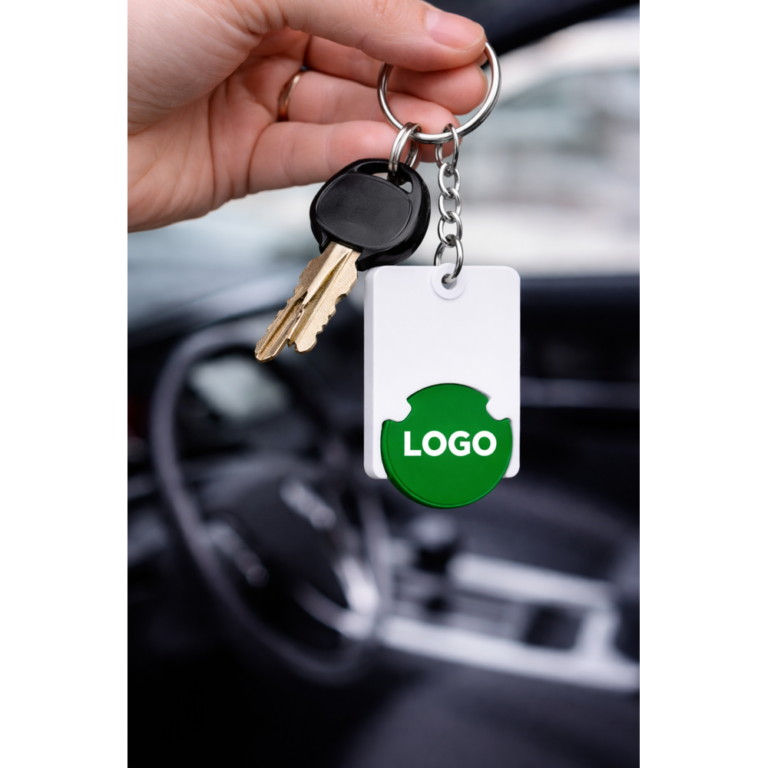 Breloc cu fisă de cumpărături verde atașat la chei auto, obiect promoțional personalizat cu utilizare zilnică și branding vizibil