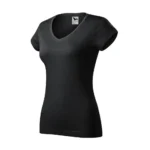 Femeie purtând tricou damă ebony gray personalizat cu anchior în V într-un decor modern la port, stil casual elegant