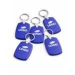 Set brelocuri din plastic personalizate albastre cu inel metalic, accesorii promoționale pentru campanii B2B, distribuție corporate și expunere constantă a brandului