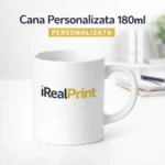 Cană albă personalizată 180ml cu logo iRealPrint prezentată într-un cadru curat de birou, punând accent pe personalizarea vizibilă și designul elegant