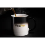 Cana termosensibila personalizata alb in momentul turnarii bauturii fierbinti, cand stratul termoreactiv incepe sa dezvaluie designul personalizat