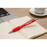 Pix plastic personalizat Elipse roșu folosit pentru scriere într-un context de birou, pix promoțional pentru branding corporate și activități profesionale