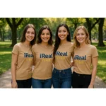 Grup de femei purtând tricouri damă personalizate crem într-un context urban, exemplu de utilizare pentru echipe sau branding vizibil