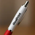Pix plastic personalizat Elipse White roșu folosit într-o întâlnire de echipă la birou, pix promoțional pentru conferințe și obiecte promoționale corporate
