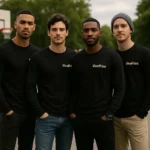 Echipă de bărbați purtând bluze personalizate negre cu design modern, imagine lifestyle pentru branding și identitate vizuală