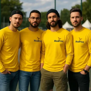 Grup de bărbați purtând bluze galbene personalizate iRealPrint pentru identitate vizuală și imagine de brand memorabilă