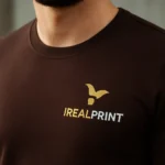 Echipă de bărbați purtând bluze personalizate cafea în stil urban modern pentru vizibilitate și apartenență la brand