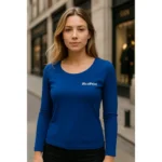 Model feminin purtând bluză albastru regal personalizată cu logo iRealPrint într-un cadru urban elegant, stil casual modern