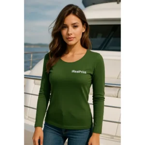 Model feminin purtând bluză damă kaki personalizată iRealPrint lângă port și yacht, outfit elegant și branding vizibil