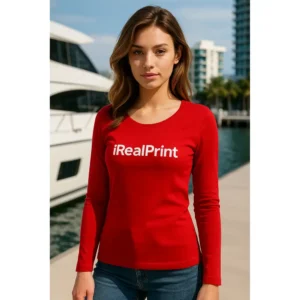 Model feminin purtând bluză damă roșie personalizată iRealPrint lângă yacht, stil elegant și apariție vizuală puternică