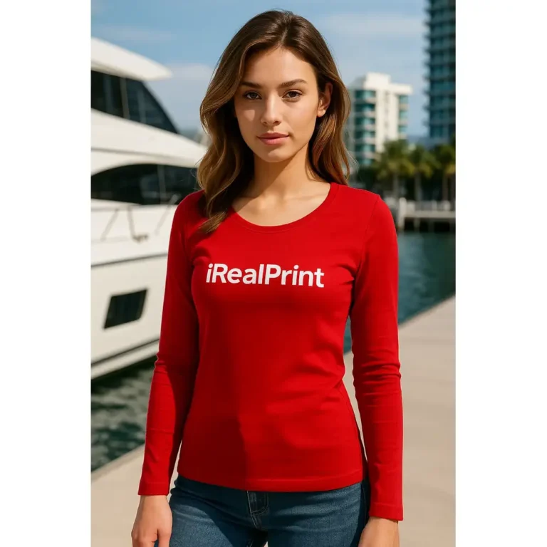 Model feminin purtând bluză damă roșie personalizată iRealPrint lângă yacht, stil elegant și apariție vizuală puternică