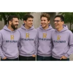 Grup de bărbați purtând hanorace personalizate orhidee într-un cadru relaxat, ilustrând stilul modern și identitatea vizuală de echipă